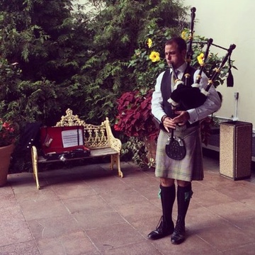 Matty Taylor preparing to play the bagpipes for a wedding in New York City
